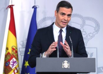 España recuerda a fallecidos por Covid-19 mientras lucha contra rebrotes