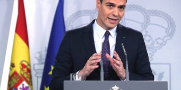España recuerda a fallecidos por Covid-19 mientras lucha contra rebrotes