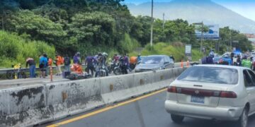 Dos motociclistas en estado crítico tras accidente en Avenida Jerusalén