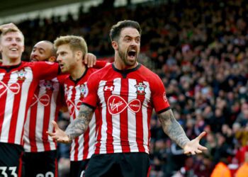 Che Adams anota un gol desde 40 metros para el Southampton y ganarle al Manchester City