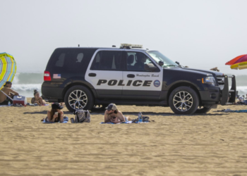 California cierra de nuevo sus playas y bares, por brote de Covid-19