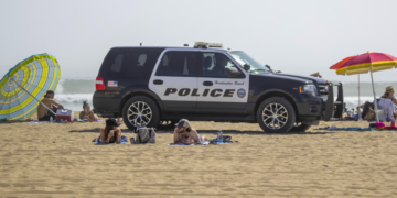 California cierra de nuevo sus playas y bares, por brote de Covid-19