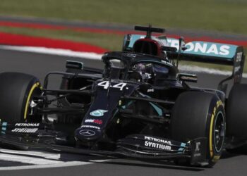 Hamilton tumba a Bottas con la pole en el GP de Gran Bretaña; Sainz, séptimo