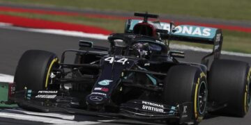 Hamilton tumba a Bottas con la pole en el GP de Gran Bretaña; Sainz, séptimo