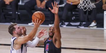 Kawhi replica la enésima exhibición de Doncic y clasifica a L.A. para semis