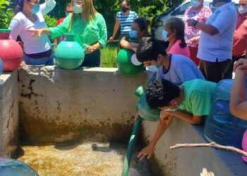 A falta de agua Beatriz Olmedo llevó pipas a zonas donde falta el vital liquido
