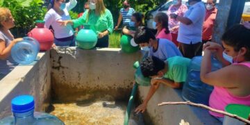 A falta de agua Beatriz Olmedo llevó pipas a zonas donde falta el vital liquido