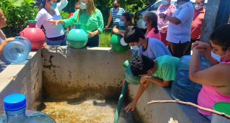 A falta de agua Beatriz Olmedo llevó pipas a zonas donde falta el vital liquido