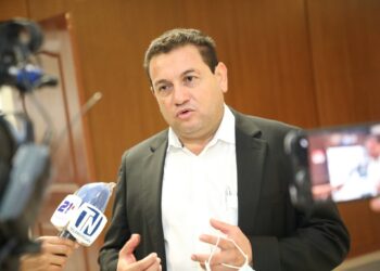 Ministro de Trabajo advierte a Ernesto Muyshondt: «Debes entregar cuentas ante la justicia»