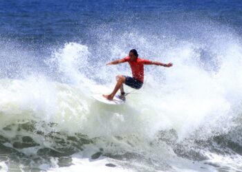 Surfistas salvadoreños serán beneficiados por la International Surfing Association