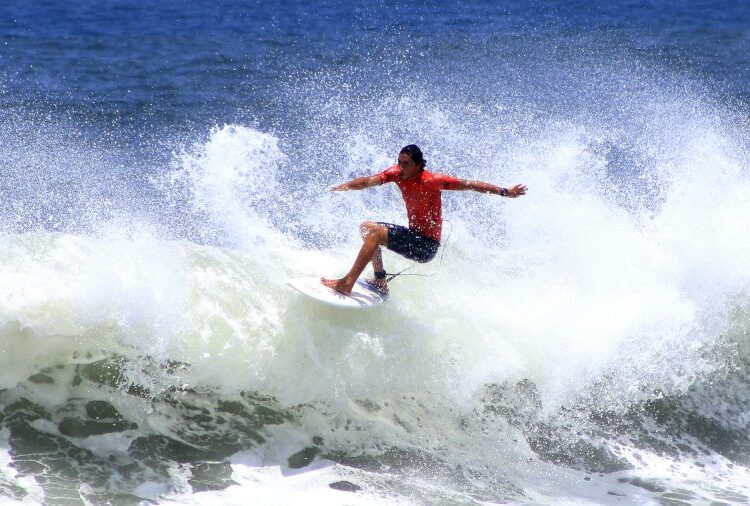 Surfistas salvadoreños serán beneficiados por la International Surfing Association
