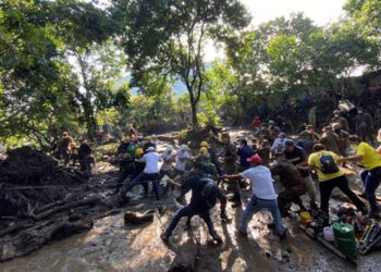 Sube a 9 el número de fallecidos tras deslave en Nejapa