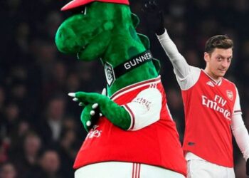 Özil se ofrece a pagar el salario de la mascota del Arsenal tras ser despedida