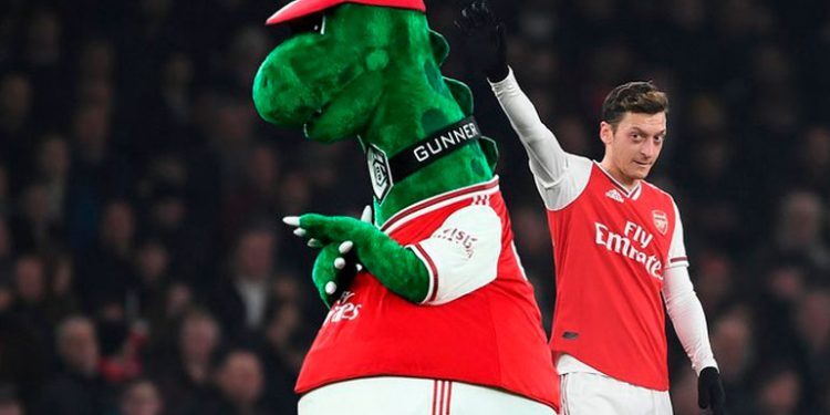 Özil se ofrece a pagar el salario de la mascota del Arsenal tras ser despedida