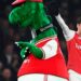 Özil se ofrece a pagar el salario de la mascota del Arsenal tras ser despedida