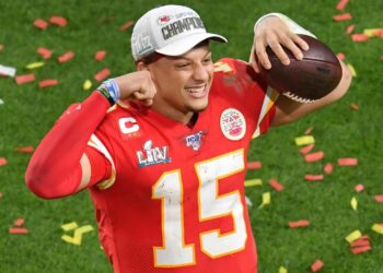 Patrick Mahomes rompe marca del legendario Dan Marino en la NFL