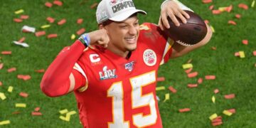 Patrick Mahomes rompe marca del legendario Dan Marino en la NFL