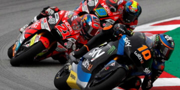 Un piloto de Moto GP se salvó de milagro al caer de la moto