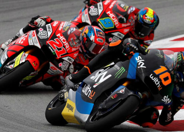 Un piloto de Moto GP se salvó de milagro al caer de la moto