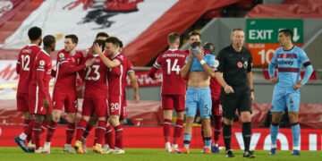 Salah y Jota dan al Liverpool el liderato y un récord