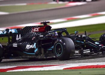 Hamilton, insaciable en Bahrein; Sainz, perjudicado por Albon
