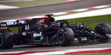 Hamilton, insaciable en Bahrein; Sainz, perjudicado por Albon