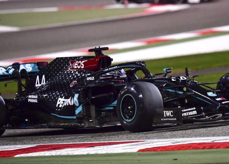 Hamilton, insaciable en Bahrein; Sainz, perjudicado por Albon