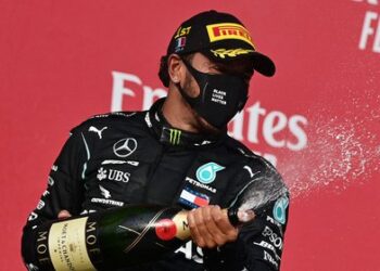 Lewis Hamilton ganó en el GP de Emilia Romagna y Mercedes obtuvo el título de constructores superando el récord de Ferrari
