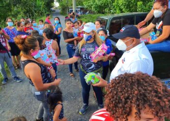 Beatriz Olmedo lleva piñatas, regalos, sorpresas, payasadas de cabalito y mucha diversión a comunidades en San Salvador