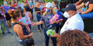 Beatriz Olmedo lleva piñatas, regalos, sorpresas, payasadas de cabalito y mucha diversión a comunidades en San Salvador