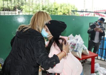 Profesores, padres de familia y colaboradores reciben víveres por parte de Beatriz Olmedo