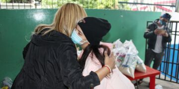 Profesores, padres de familia y colaboradores reciben víveres por parte de Beatriz Olmedo