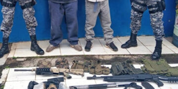 Pandilleros capturados con armas de guerra y equipo táctico en Cabañas