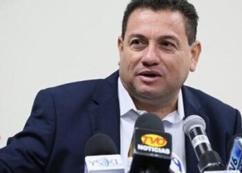 Ministro Castro advierte a constructoras a detener trabajos aéreos por lluvias y fuertes vientos