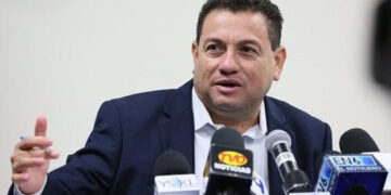 Ministro Castro advierte a constructoras a detener trabajos aéreos por lluvias y fuertes vientos
