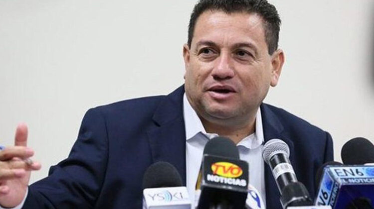 Ministro Castro advierte a constructoras a detener trabajos aéreos por lluvias y fuertes vientos