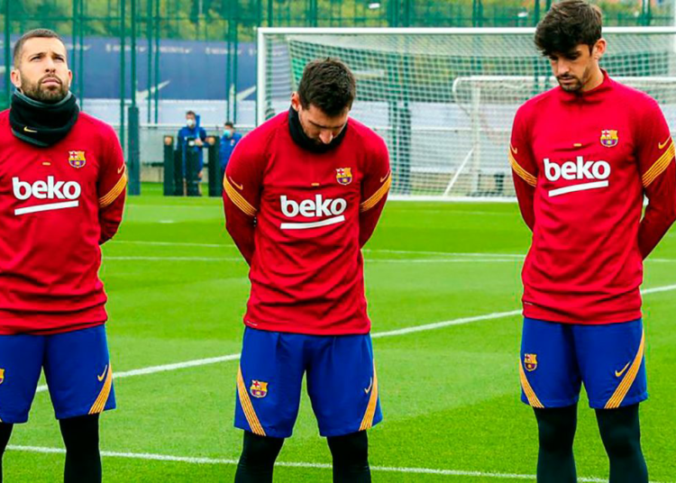 La plantilla del F.C. Barcelona acepta bajarse el sueldo otro 27 %