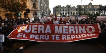 Peruanos marchan en rechazo al nuevo presidente, Manuel Merino