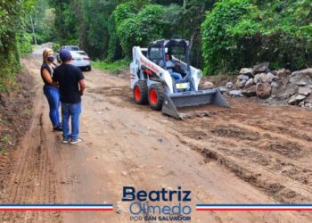 Agradecen a Beatriz Olmedo por ayudar a comunidad en la reparación de una importante calle