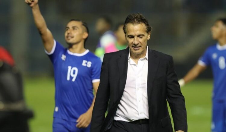 La Fesfut oficializa la continuidad de Carlos de los Cobos en la Selecta