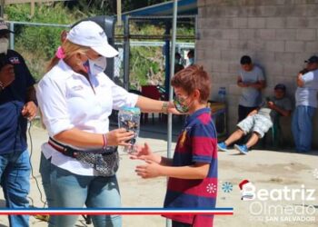 Beatriz Olmedo y Elmer Cardoza entregan juguetes en Ciudad Delgado