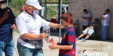 Beatriz Olmedo y Elmer Cardoza entregan juguetes en Ciudad Delgado