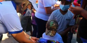 Beatríz Olmedo y Elmer Cardoza regalando juguetes en Ciudad Delgado