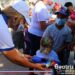 Beatríz Olmedo y Elmer Cardoza regalando juguetes en Ciudad Delgado