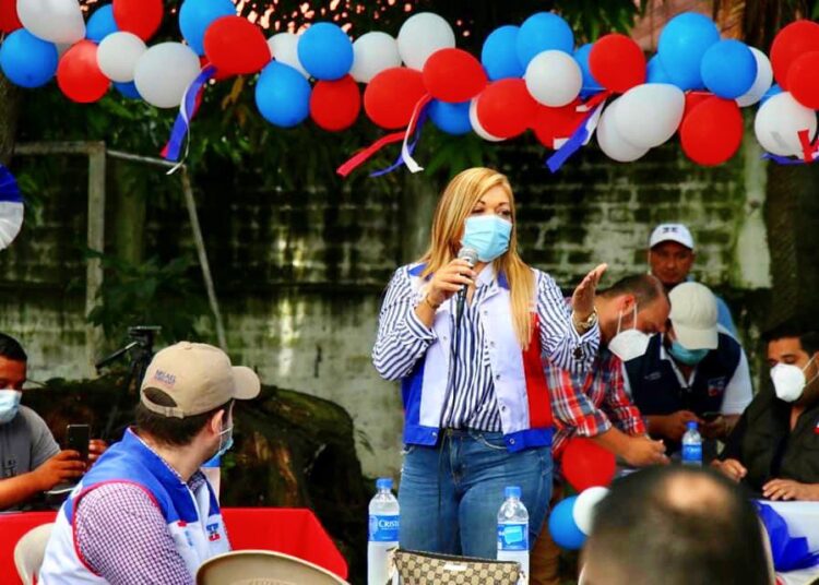 «Yo no le debo nada a nadie»: Beatriz Olmedo un rostro nuevo en la política Salvadoreña