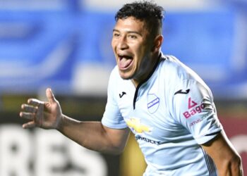 Roberto Domínguez ganó el duelo de salvadoreños en el fútbol de Bolivia