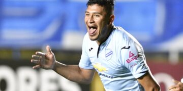 Roberto Domínguez ganó el duelo de salvadoreños en el fútbol de Bolivia