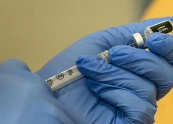 Llega a Chile el primer lote de vacunas contra covid-19 de Pfizer-BioNTech