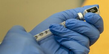 Llega a Chile el primer lote de vacunas contra covid-19 de Pfizer-BioNTech