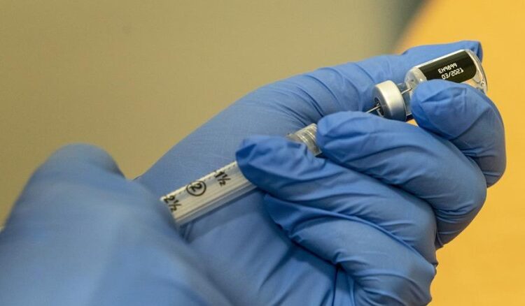 Llega a Chile el primer lote de vacunas contra covid-19 de Pfizer-BioNTech